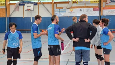 Joueurs et joueuses du club réunis sur le terrain en tenue bleue, avant un match.