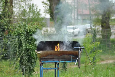 Un barbecue fume en plein air, préparé pour la restauration du tournoi.
