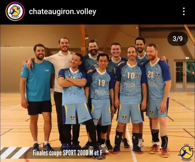 Capture d'une story Instagram du club de Château-Giron : photo d'équipe en maillots bleus et jaunes floqués Abeil, légende Finales coupe Sport 2000 M et F.
