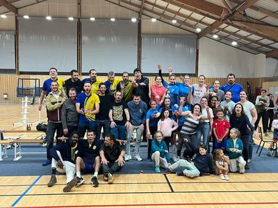 Troisième photo de la célébration collective après la victoire, dans le gymnase.