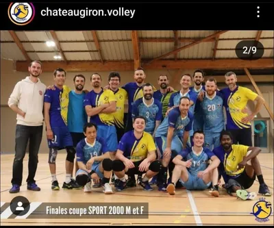 Vue large de la salle pendant un service, équipes en bleu et en jaune de part et d'autre du filet.