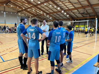 Photo de groupe festive après la finale : joueuses, joueurs et familles lèvent les bras, trophée à la main.
