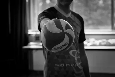 Photo noir et blanc : un joueur tend un ballon vers l'objectif, maillot floqué Sonepar.