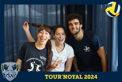 Photo souvenir du photobooth Tour'Noyal 2024 : trois joueurs en maillots de club posent en souriant.