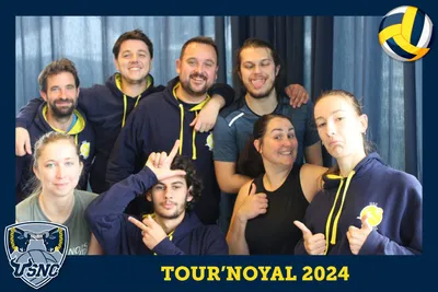 Photo souvenir du photobooth Tour'Noyal 2024 : un groupe de huit participants pose en faisant des grimaces amusées.