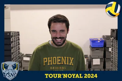 Photo souvenir du photobooth Tour'Noyal 2024 : un homme en pull vert souriant, devant des caisses de rangement.