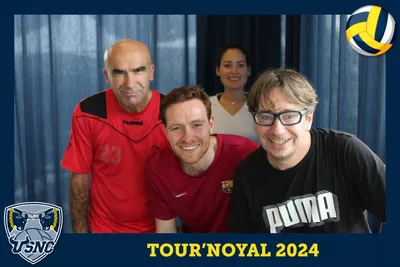 Photo souvenir du photobooth Tour'Noyal 2024 : quatre participants posent, dont un joueur en maillot numéro 23.
