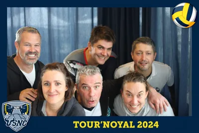 Photo souvenir du photobooth Tour'Noyal 2024 : six participants posent serrés les uns contre les autres.