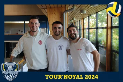 Photo souvenir du photobooth Tour'Noyal 2024 : trois joueurs posent bras dessus bras dessous dans un couloir vitré.